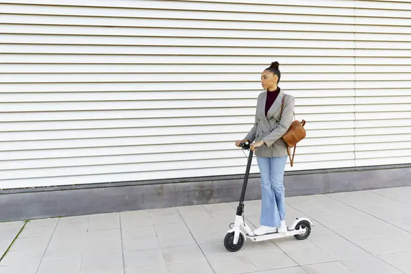 Mujer Joven Mujer Negocios Con Bolsa Montar Scooter Empuje Eléctrico — Foto de Stock