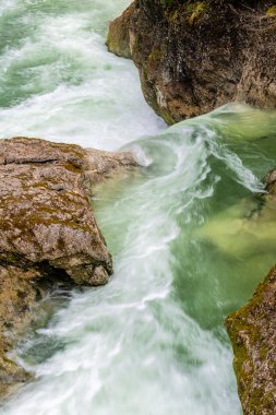 spacery wzdłuż rzeki