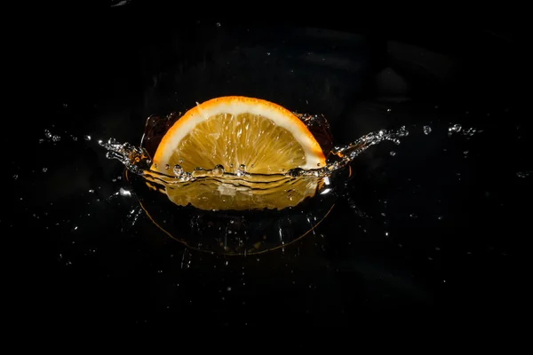 Turuncu yazma, siyah arka plan suya düşer