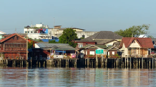 Maison près de la rivière — Photo