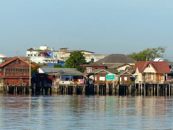 Maison près de la rivière — Photo