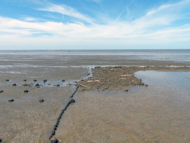 güneşli bir gün içinde deniz manzarası