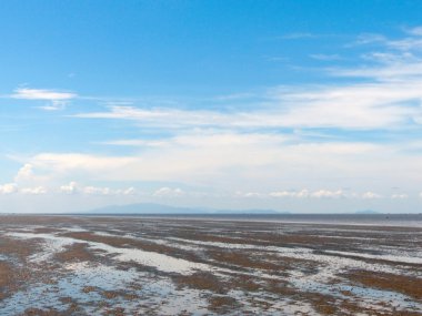 güneşli bir gün içinde deniz manzarası