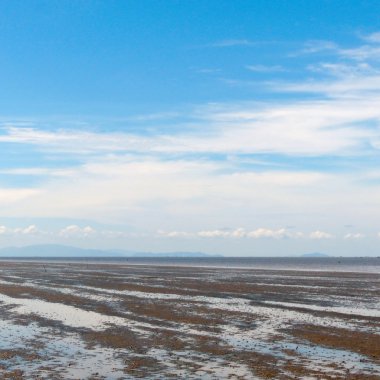 güneşli bir gün içinde deniz manzarası