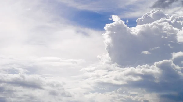 Cielo con nubes cerca — Foto de Stock