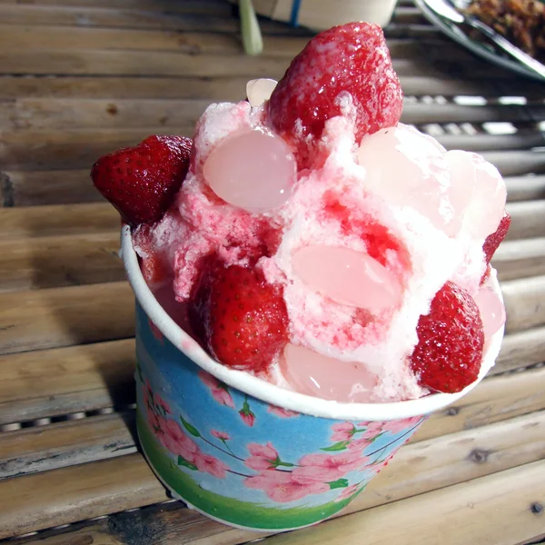 Ice cream and Strawberry — Stock Photo, Image