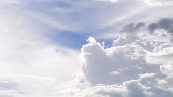 Himmel mit Wolken — Stockfoto