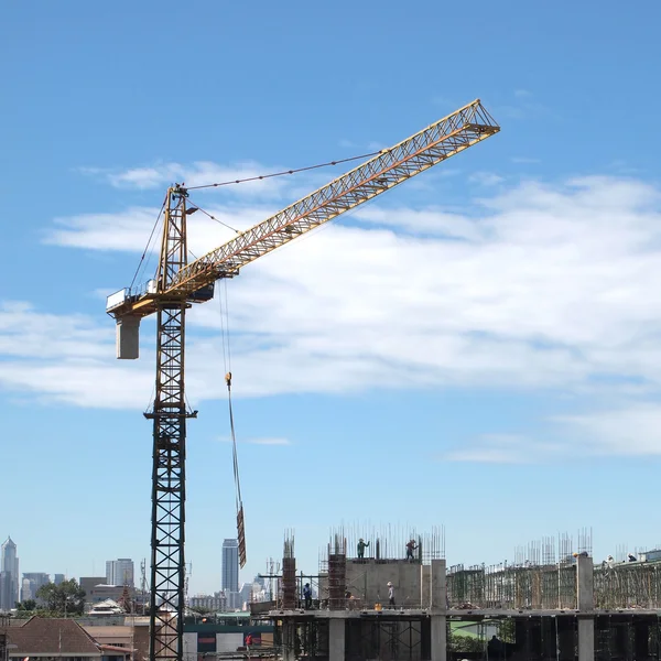 Industriële landschap met kranen op de blauwe hemel — Stockfoto