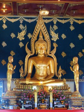 Samutprakan, Tayland - 19 Nisan 2015: Altın Buddha heykeli Watasokaram