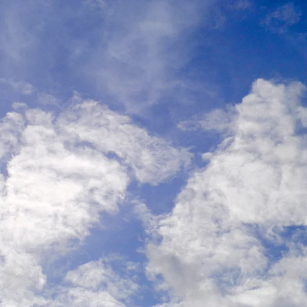 Голубое небо и прекрасные облака — стоковое фото