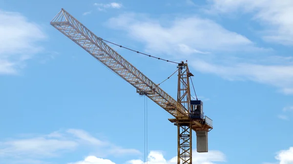 Industrial lansekap dengan derek di langit biru — Stok Foto