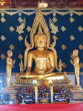 Samutprakan, Tayland - 19 Nisan 2015: Altın Buddha heykeli Watasokaram