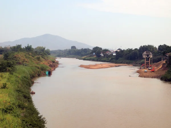 Сушка воды в реке Йом. Провинция Сукхотай — стоковое фото