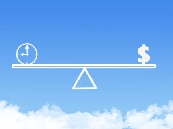 お金と時間の雲の形の重量を量るスケール — ストック写真