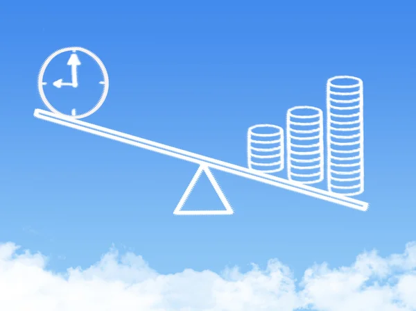 Balança pesando dinheiro e forma de nuvem de tempo — Fotografia de Stock