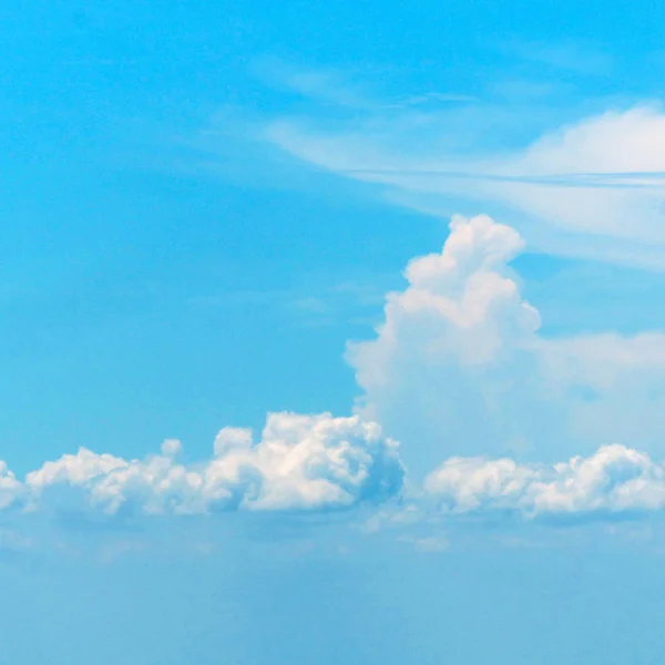 Блакитне небо і красиві хмари — стокове фото