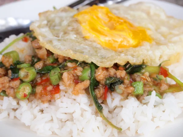 Reis aus nächster Nähe mit gebratenem Schweinefleisch und Basilikum garniert — Stockfoto