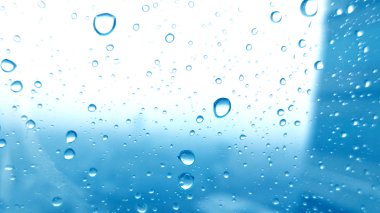 Arka plan olarak cam yüzeyine su damlalarının yakın plan görüntüsü