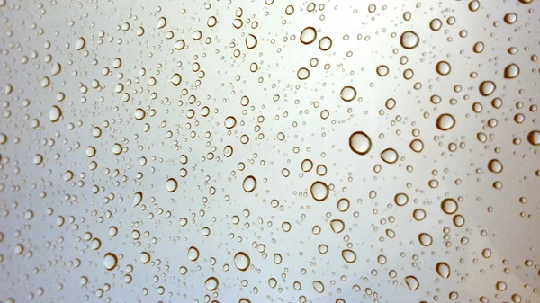 Gros plan des gouttes d'eau sur la surface du verre comme fond — Photo