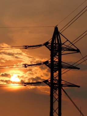 güzel gün batımı geçmişi olan yüksek gerilim elektrik Kulesi silueti