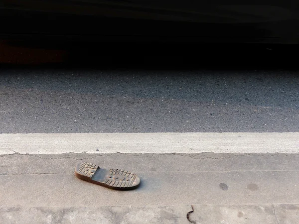 Old shoes on the road — Stock Photo, Image