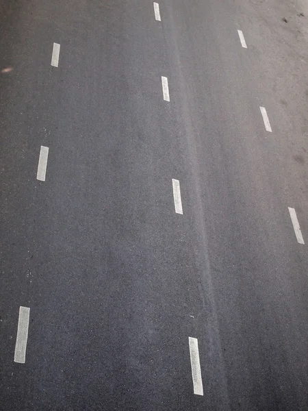 Camino de asfalto con rayas blancas —  Fotos de Stock
