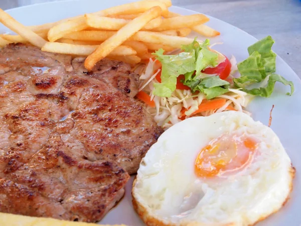 Bife grelhado com batatas fritas — Fotografia de Stock