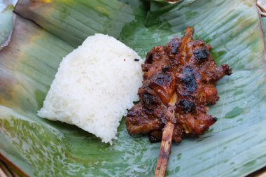 Izgara Tavuk ve Yapışkan Pirinç