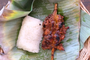 Izgara Tavuk ve Yapışkan Pirinç