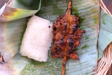 Izgara Tavuk ve Yapışkan Pirinç