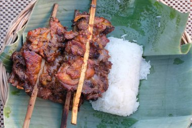 Izgara Tavuk ve Yapışkan Pirinç