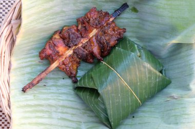 Izgara Tavuk ve Yapışkan Pirinç