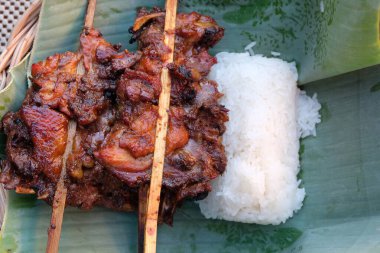 Izgara Tavuk ve Yapışkan Pirinç