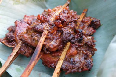 Muz yaprağında ızgara tavuk.