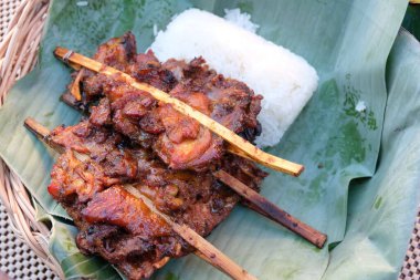 Izgara Tavuk ve Yapışkan Pirinç