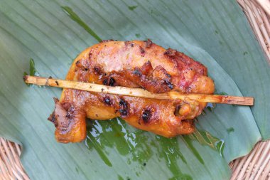 Muz yaprağında ızgara tavuk.