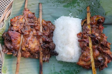 Izgara Tavuk ve Yapışkan Pirinç