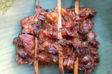 Muz yaprağında ızgara tavuk.