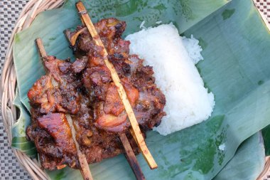 Izgara Tavuk ve Yapışkan Pirinç