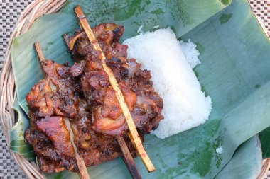 Izgara Tavuk ve Yapışkan Pirinç