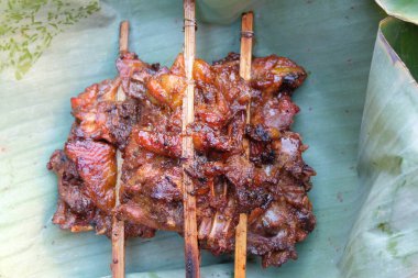 Muz yaprağında ızgara tavuk.