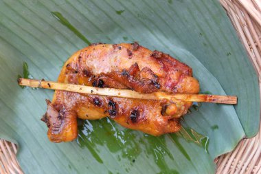 Muz yaprağında ızgara tavuk.