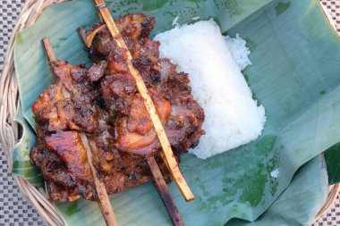 Izgara Tavuk ve Yapışkan Pirinç