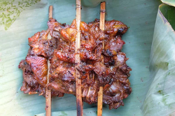 Gegrilltes Huhn Auf Bananenblatt — Stockfoto