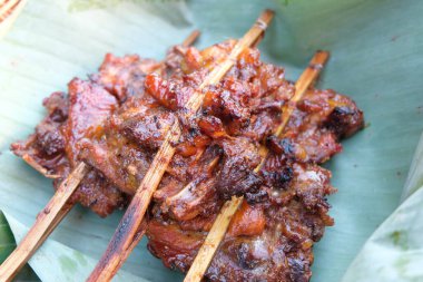 Muz yaprağında ızgara tavuk.