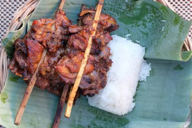 Izgara Tavuk ve Yapışkan Pirinç