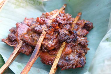 Muz yaprağında ızgara tavuk.