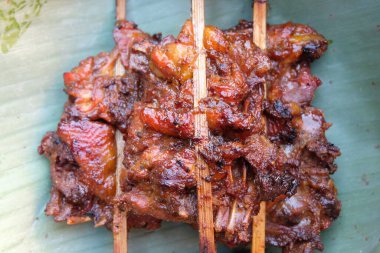 Muz yaprağında ızgara tavuk.