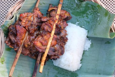 Izgara Tavuk ve Yapışkan Pirinç