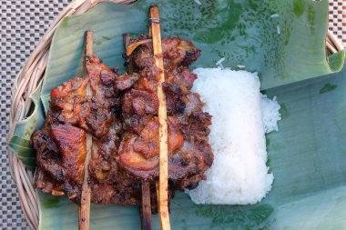 Izgara Tavuk ve Yapışkan Pirinç